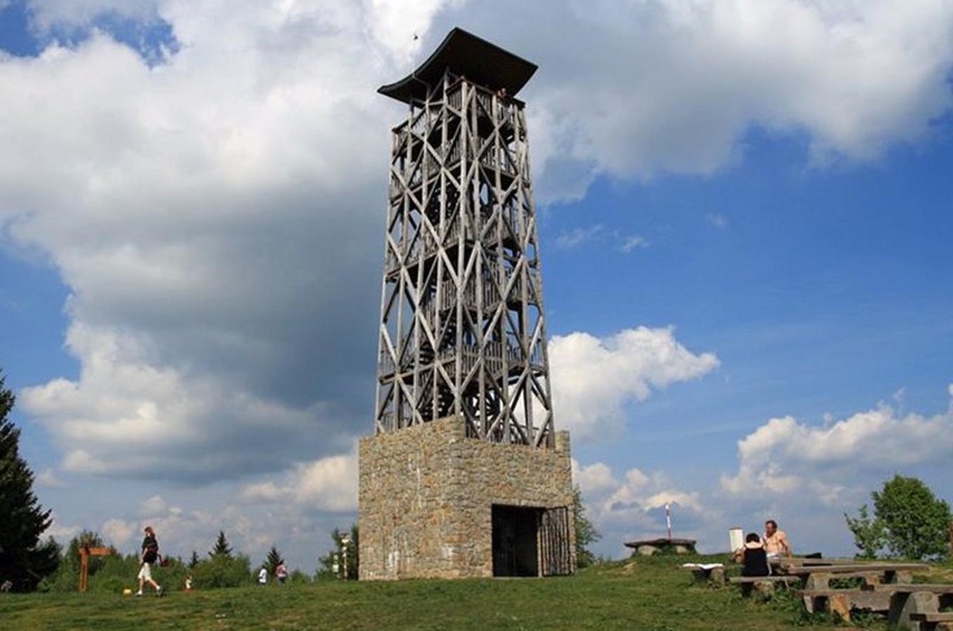 Valký Lopeník - rozhledna https://nivnicka-riviera.cz/wp-content/uploads/2025/09/velky-lopenik-rozhledna.jpg